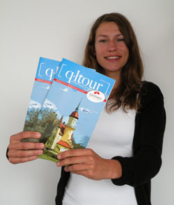Sandra Riewerts (Tourismusmanagement Stormarn) präsentiert das Terminmagazin q-ltour